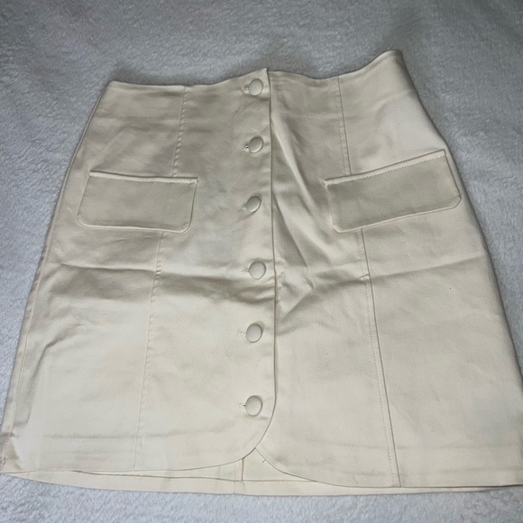 Cream skirt. - Picture 1 of 2